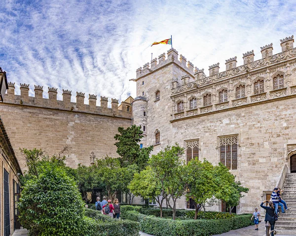 İspanya, Valencia 'daki' La lonja de la Seda 'adlı ipek ticaret binasının avlusunun panoramik fotoğrafı