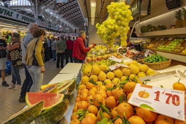 Valencia 'daki Mercat Central' da birçok meyve türü sergilenmektedir: İspanya