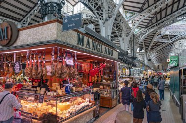 Güzel kapalı market Mercat Central, içinde peynirler ve jambonlar olan standı, Valencia, İspanya