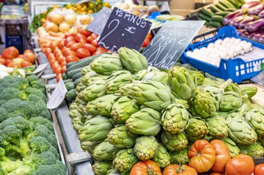 Valencia, İspanya 'daki Mercat Central' da bir sürü renkli taze sebze var.