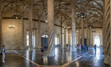 İspanya, Valencia 'daki' Llotja de la Seda 'adlı ipek ticaret binasının etkileyici iç mekânının panoramik fotoğrafı