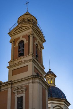 Alçak güneş, Parroquia San Miguel y San Sebastian, Valencia, İspanya 'nın arka çan kulesinde parlıyor.