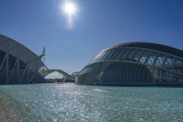 Zon Schijnt Het Water Van Vijver Achter Hemisferic Valencia Spanje — Stockfoto