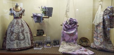 Valencia, İspanya 'dan güzel işlemeli ipek parti elbiseleriyle bir dükkan penceresi.