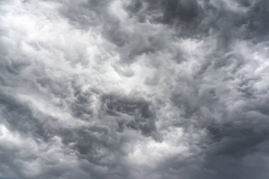 Gök gürültülü fırtınadan hemen önce bu dramatik bulut oluşumları gökyüzünde görülebiliyordu.