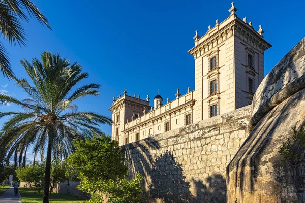 Jardin del Turia 'dan İspanya, Valencia Güzeller Müzesi' nin güzel manzarası var.