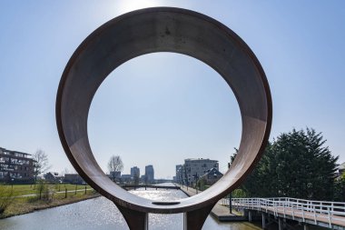 Hollanda, Zoetermeer 'deki Heem Kanaal' ın güneşli bir gününde Hollanda 'daki bir sanat eserini izleyin.
