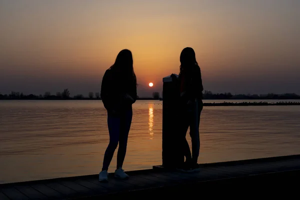 Two Young Women Relaxing Sunset Landing Stage Lake Zoetermeerse Plas — Stock Photo, Image