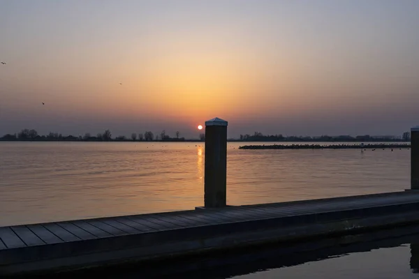 Заходящее Солнце Почти Исчезает Одной Опор Посадочной Площадки Озере Zoetermeerse — стоковое фото