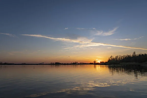 Een Enkele Contrail Het Zoetermeerse Plas Verlicht Bij Zonsondergang Zoetermeer — Stockfoto