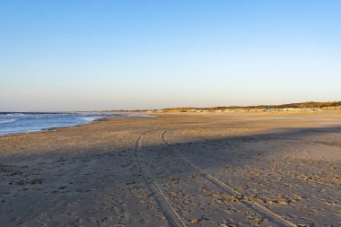 Gün batımında Scheveningen 'de terk edilmiş plajlar Corona krizi ve sonrasında kilitlenme sonucu