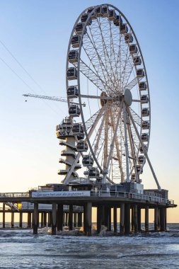 Scheveningen 'deki rıhtımdaki dönme dolap, Corona krizi sırasında sağlık hizmetlerindeki kahramanlarımıza teşekkür eden bir pankarttır.