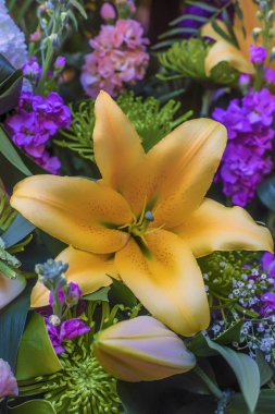 Süslemek için sarı zambak buketi