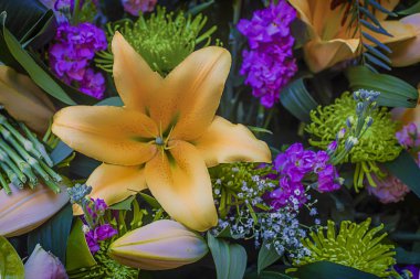 Süslemek için sarı zambak buketi