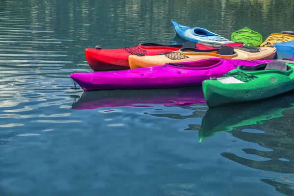 Plnobarevné Kajakové Lodě Škole — Stock fotografie