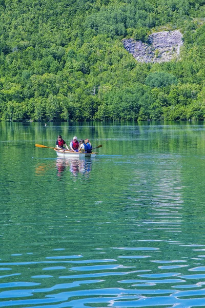 学校や湖でカラフルなカヤックボート — ストック写真