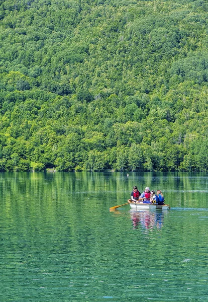 Πολύχρωμα Καγιάκ Βάρκες Ένα Σχολείο Και Λίμνη — Φωτογραφία Αρχείου