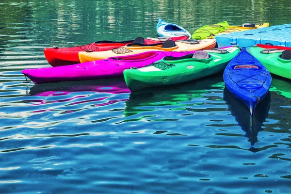 Bunte Kajakboote Einer Schule Und Auf Einem See — Stockfoto