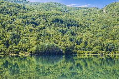 Bir göl ve dağda su yansıması olan manzara