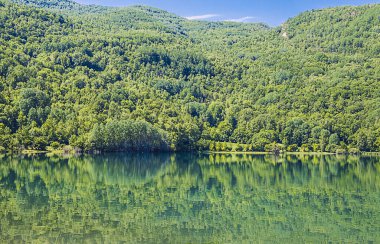 Bir göl ve dağda su yansıması olan manzara
