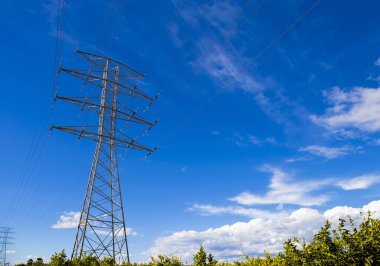 Yerden bulutlu elektrik antenlerinin görüntüsü