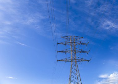 Yerden bulutlu elektrik antenlerinin görüntüsü