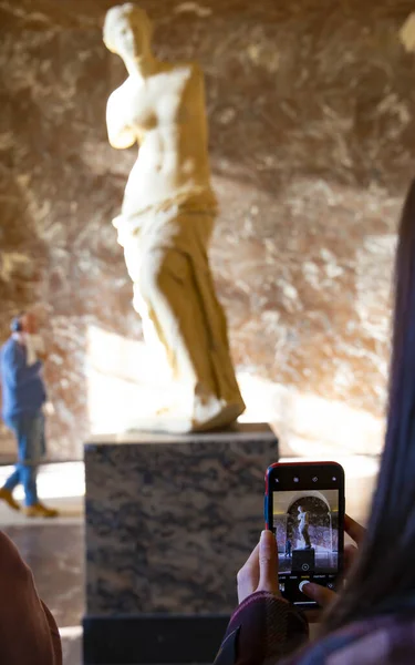Lidé Fotí Svými Mobilními Telefony Fotoaparáty Turistických Aktivitách Muzeu — Stock fotografie