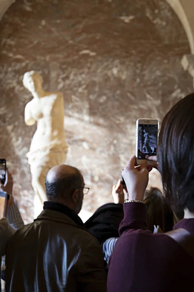 Lidé Fotí Svými Mobilními Telefony Fotoaparáty Turistických Aktivitách Muzeu — Stock fotografie