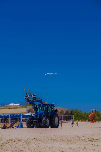 Tracteur Organisant Sable Sur Plage Été — Photo