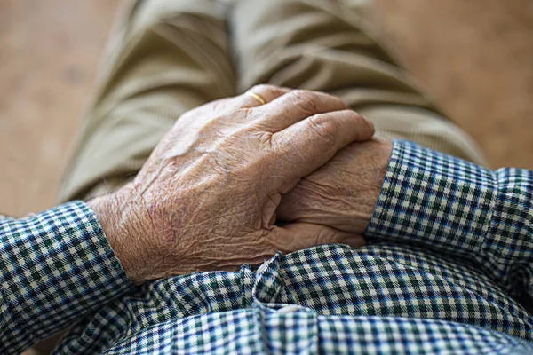 Homme Âgé Reposant Dans Fauteuil Bascule Avec Bâton Marche — Photo