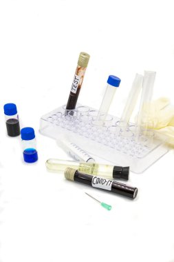 Ebola testinin beyaz arka planında tıbbi tedavi, koronavirüs, covid 19, hijyenik acil durum için.