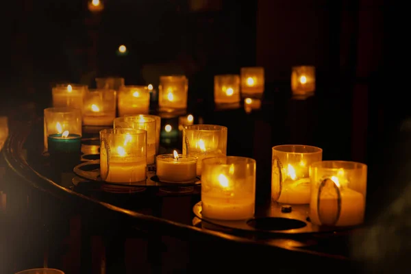 Brennende Kerzen Einem Alten Kronleuchter Einer Kathedrale — Stockfoto