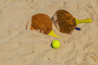 Kumsalda ahşap plaj raketleri