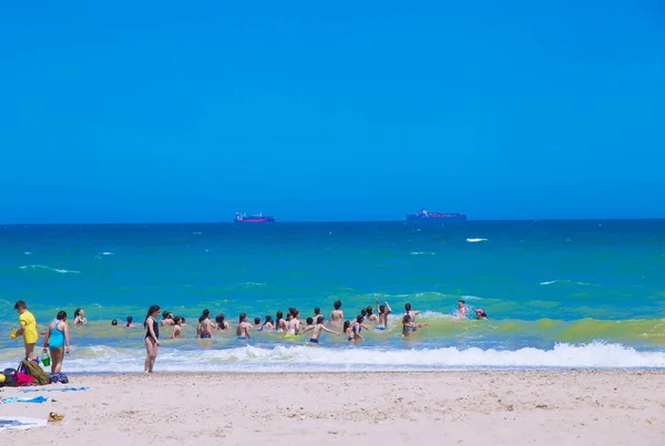 在西班牙瓦伦西亚海滩边的海滩日 夏天带着日光浴和沙滩 — 图库照片
