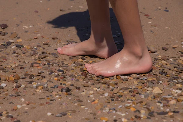 Pés Nus Das Crianças Brancas Nas Pedras Molhadas Areia Praia — Fotografia de Stock