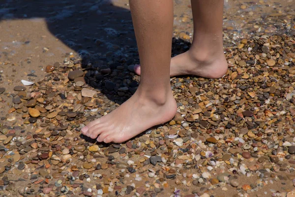 Pés Nus Das Crianças Brancas Nas Pedras Molhadas Areia Praia — Fotografia de Stock