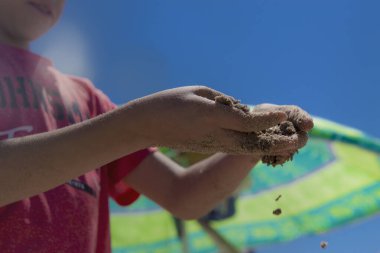Yazın çocuklar eğlenmeyi ve kumsalda kumdan kaleler yapmayı severler.