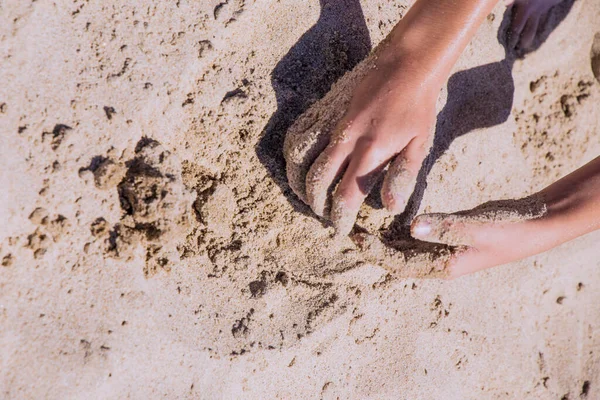 Mãos Crianças Brincando Areia Com Espaço Para Colocar Letras — Fotografia de Stock