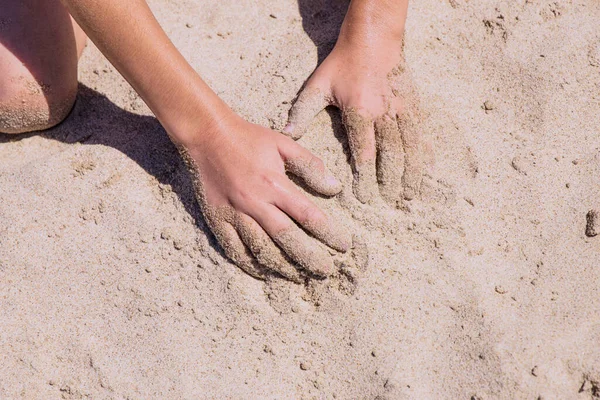 Mãos Crianças Brincando Areia Com Espaço Para Colocar Letras — Fotografia de Stock