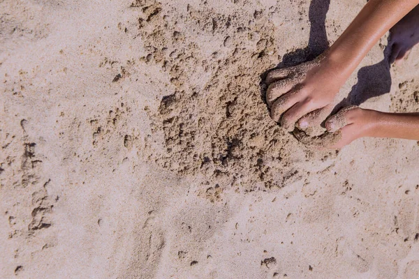 Mãos Crianças Brincando Areia Com Espaço Para Colocar Letras — Fotografia de Stock