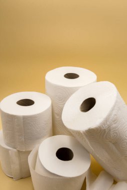 Tuvalet kağıdı sütununda cesedi grafik fotoğraf şeklinde temizleyin.