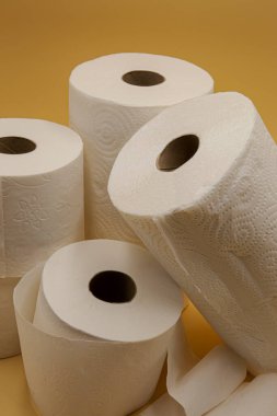 Tuvalet kağıdı sütununda cesedi grafik fotoğraf şeklinde temizleyin.