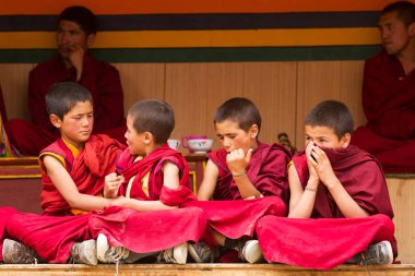 Huzursuz çocuklar rahipler at Cham dans Festiva Lamayuru içinde