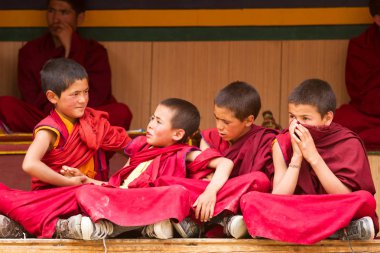 Huzursuz çocuklar rahipler at Cham dans Festiva Lamayuru içinde