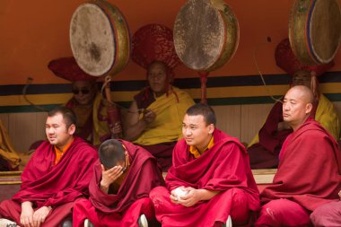 Rahipler özenli seyirci ve ritüel festival davulcular. Lama