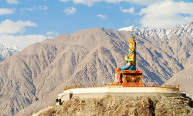 Maitreya Buda'nın dev oturma heykel Nubra Vadisi