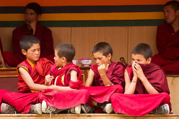 Restless boys monks  at the Cham Dance Festiva in Lamayuru — Stock Photo, Image