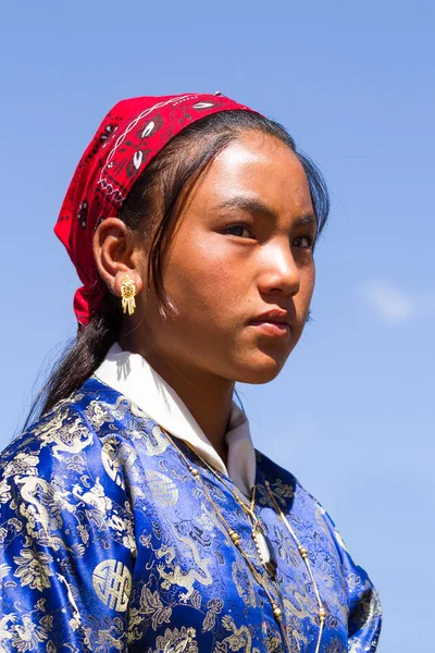 Ladakhi kız geleneksel Ladakh fest üzerinde ulusal giyim