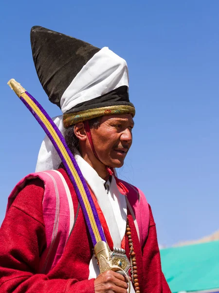 Ladakhi man in traditional clothing with ritual sword — Stock Photo, Image
