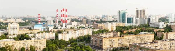 Moscou vue panoramique d'en haut - avenues, quartier résidentiel, immeuble de bureaux Sberbank of Russia, centrale électrique, grues de construction et nouveaux bâtiments — Photo